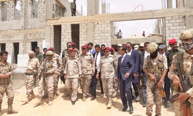 وزير الدفاع يزور مستشفى الشيخ محمد بن زايد ومشروعي كلية الطب والطاقة الشمسية في شبوة