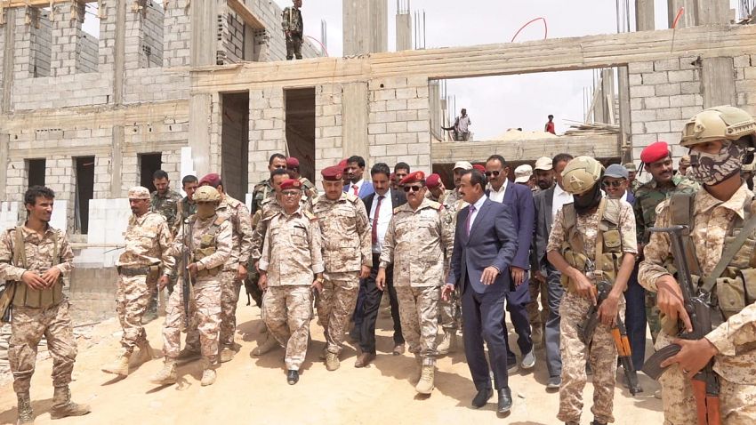 وزير الدفاع يزور مستشفى الشيخ محمد بن زايد ومشروعي كلية الطب والطاقة الشمسية في شبوة