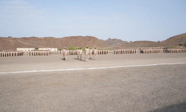 وزير الدفاع يشيد بجاهزية اللواء الثالث حزم في محور المندب