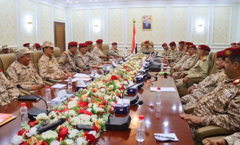 وزير الدفاع يعقد اجتماعا موسعا بقيادة وزارة الدفاع ورؤساء الهيئات ومدراء الدوائر