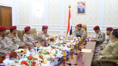 وزير الدفاع يعقد اجتماعاً بقيادة محور تعز والوحدات التابعة له