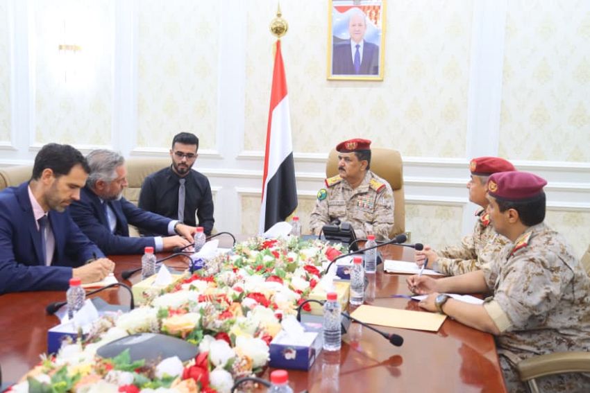 وزير الدفاع يلتقي في عدن سفير الاتحاد الأوروبي الجديد