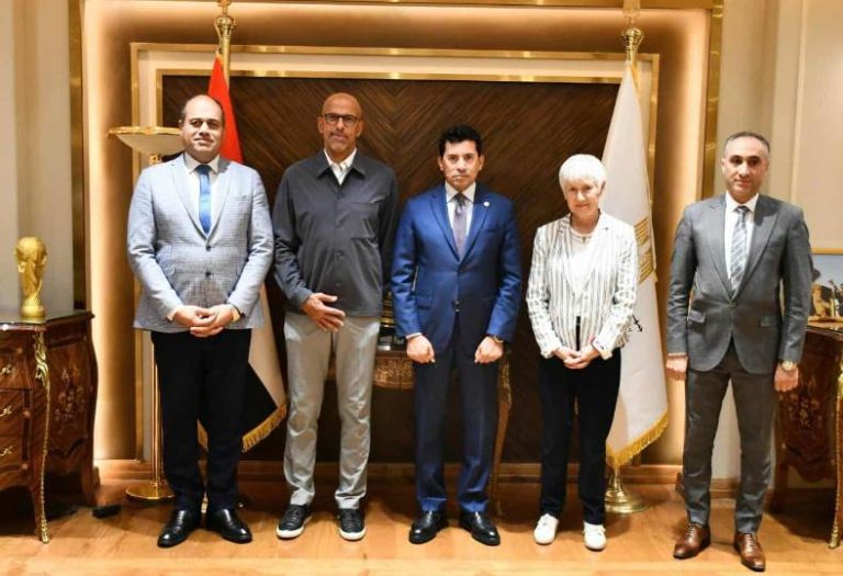 وزير الرياضة و رئيس الاتحاد الدولي للاسكواش