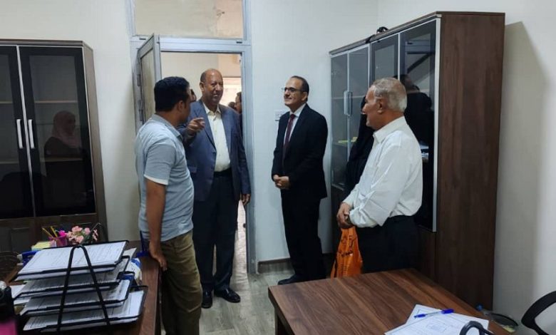 وزير الصحة يطلع على سير العمل في المبنى الجديد للمجلس الطبي الأعلى بعدن