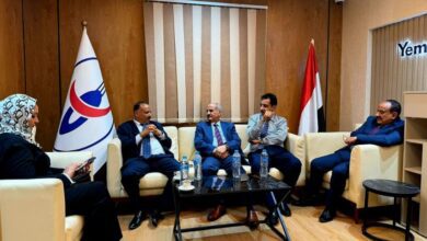 وزير النقل يطلع على سير العمل في مكتب الخطوط الجوية اليمنية الجديد بالقاهرة