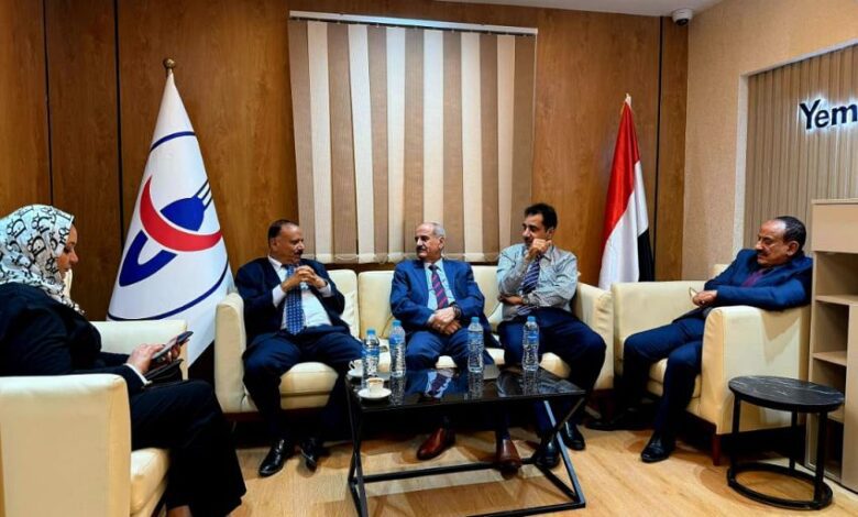 وزير النقل يطلع على سير العمل في مكتب الخطوط الجوية اليمنية الجديد بالقاهرة