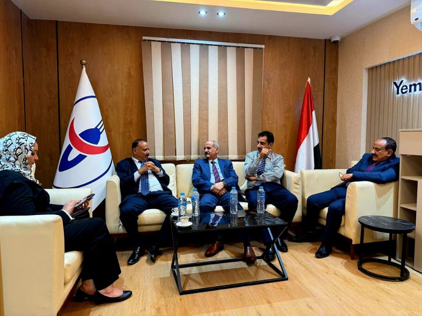 وزير النقل يطلع على سير العمل في مكتب الخطوط الجوية اليمنية الجديد بالقاهرة
