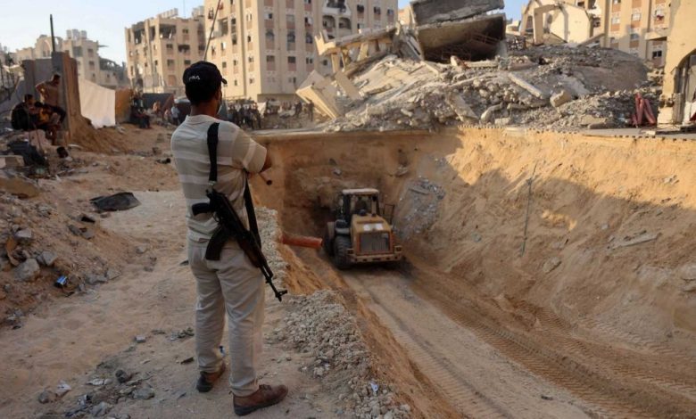 لليوم الثاني.. حماس تواصل البحث عن جثث الأسرى في غزة