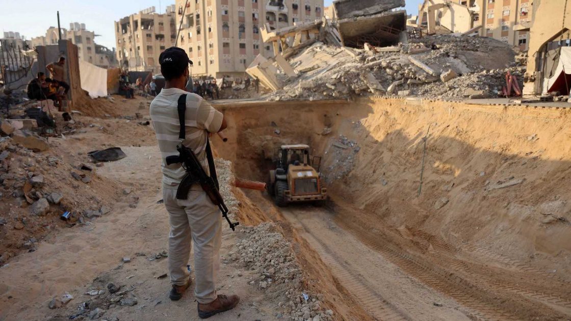 لليوم الثاني.. حماس تواصل البحث عن جثث الأسرى في غزة