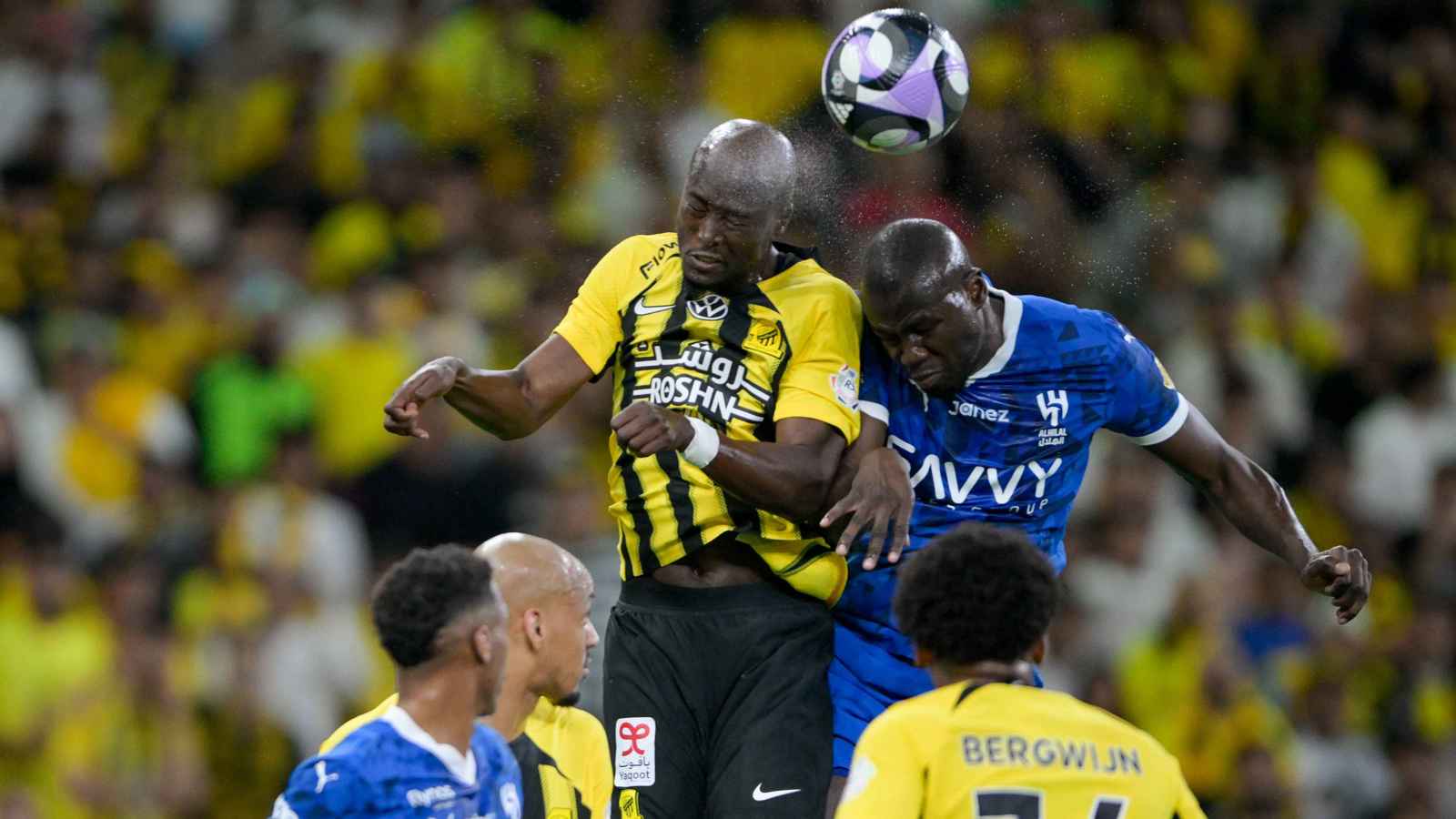 كلاسيكو الاتحاد والهلال والدوري الإيطالي.. مواعيد مباريات اليوم والقنوات الناقلة