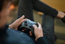 فراشة تحظى بفرصة ثانية للطيران بعد عملية زرع جناح (فيديو)