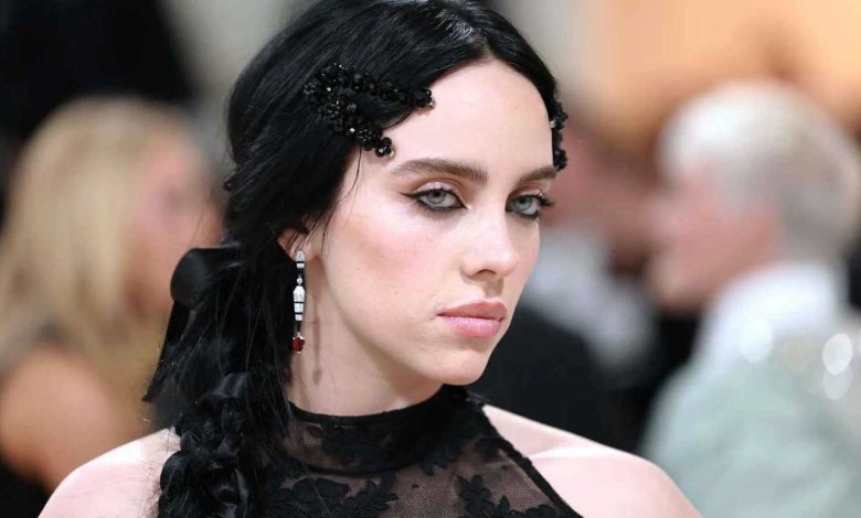 فوضى في مقبرة بعد اقتحام سيارة دمرت الشواهد (فيديو)