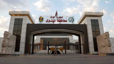 فوضى في مقبرة بعد اقتحام سيارة دمرت الشواهد (فيديو)