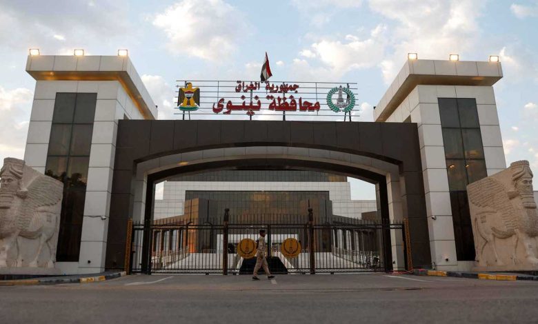 فوضى في مقبرة بعد اقتحام سيارة دمرت الشواهد (فيديو)