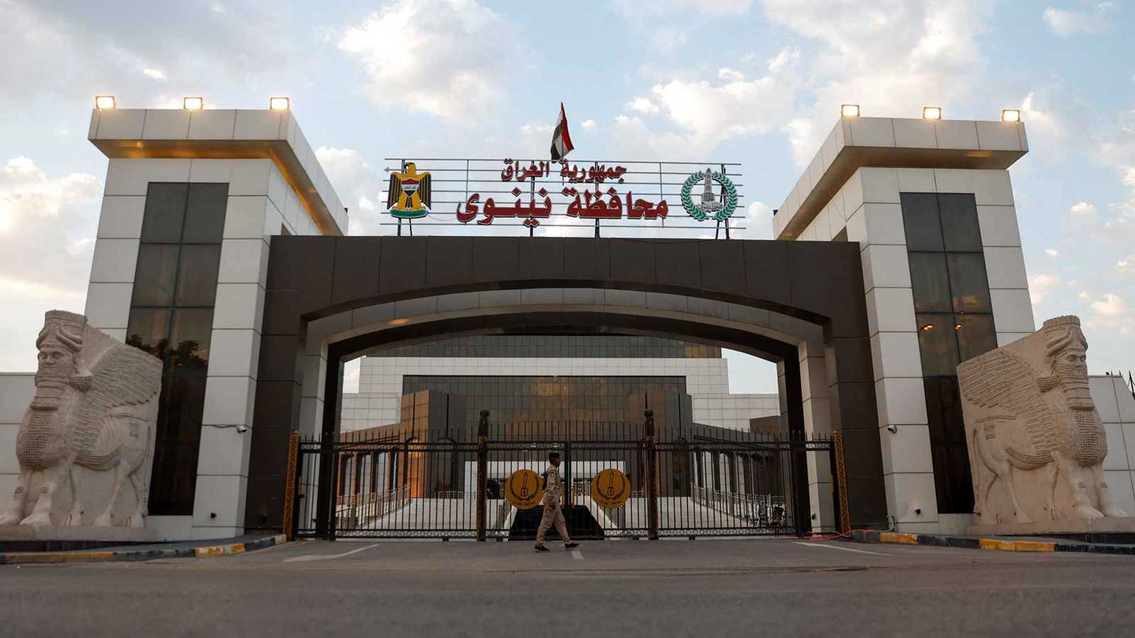 فوضى في مقبرة بعد اقتحام سيارة دمرت الشواهد (فيديو)