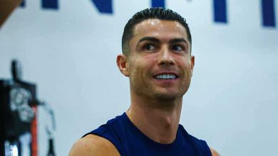 مذيع عُماني يبكي على الهواء بعد الخسارة أمام الإمارات بتصفيات المونديال (فيديو)