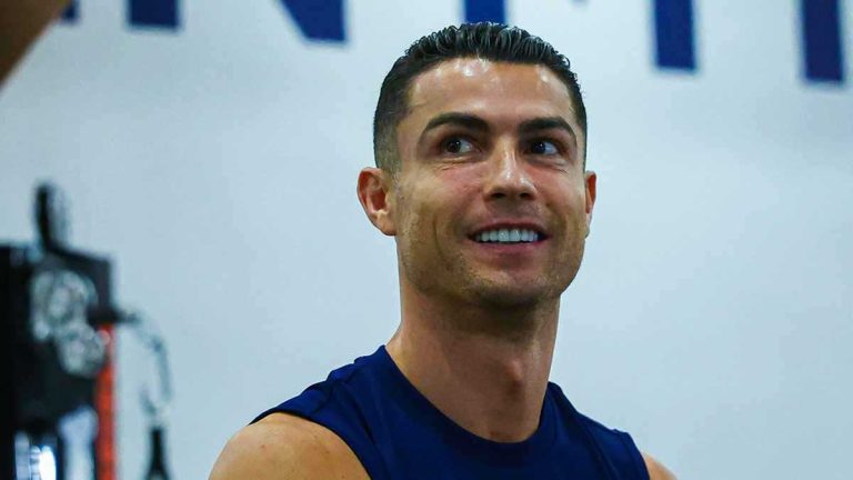 مذيع عُماني يبكي على الهواء بعد الخسارة أمام الإمارات بتصفيات المونديال (فيديو)