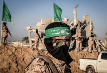 القسام تعلن تسليمها جثتي أسيرين الليلة