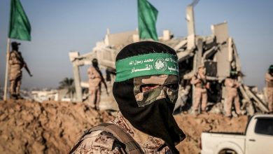 القسام تعلن تسليمها جثتي أسيرين الليلة