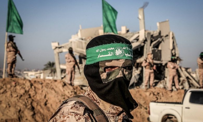 القسام تعلن تسليمها جثتي أسيرين الليلة
