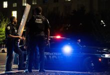 امرأة تغضب وتدمر نافذة قطار بعد سرقة حقيبتها (فيديو)