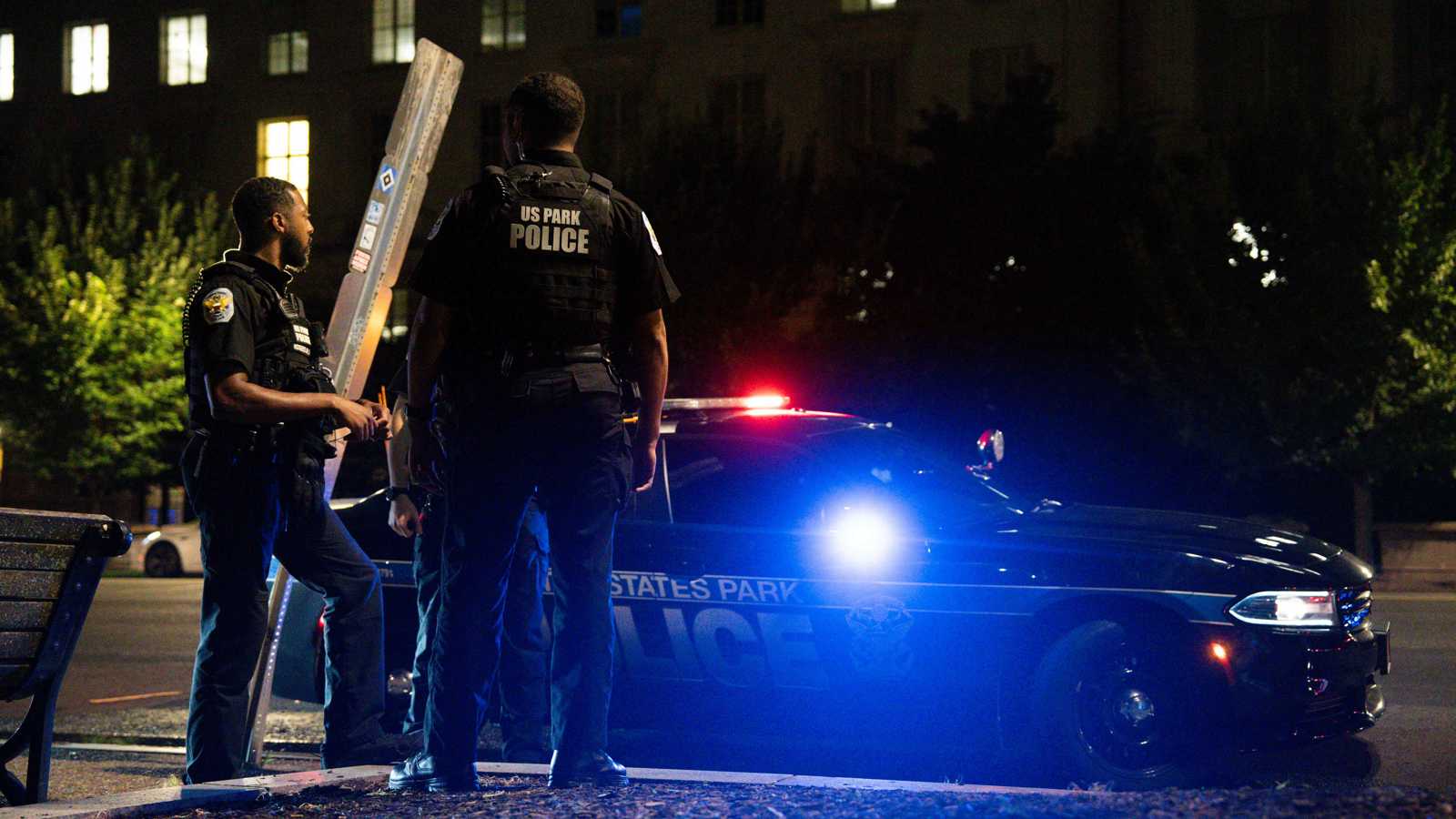 امرأة تغضب وتدمر نافذة قطار بعد سرقة حقيبتها (فيديو)