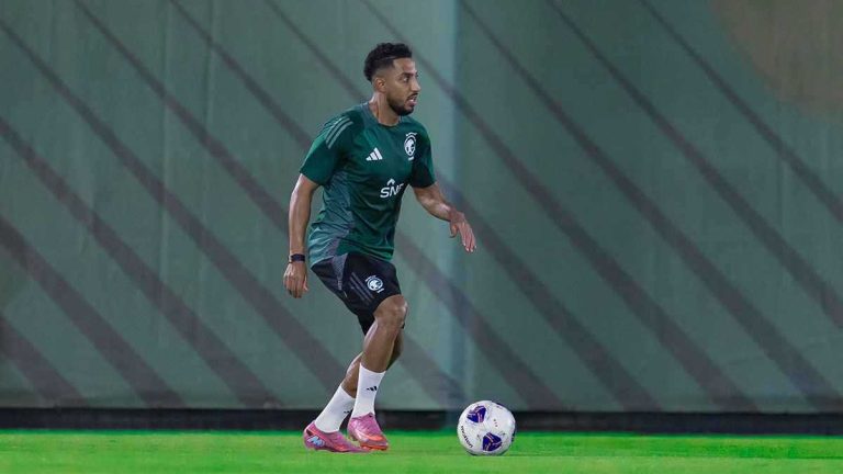 فخور بأني جزائري.. زيدان يثير حماس الجماهير قبل مباراة الحسم بتصفيات المونديال