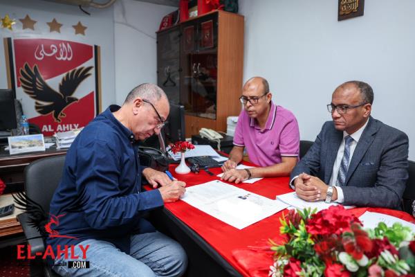الخطيب يتقدم بأوراق ترشحه لرئاسة الأهلي في ولاية ثالثة