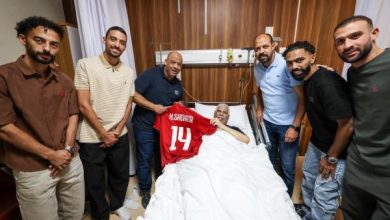بقميص يحمل اسمه .. نجوم الأهلي يزورون حسن شحاتة