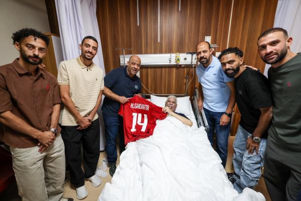 بقميص يحمل اسمه .. نجوم الأهلي يزورون حسن شحاتة