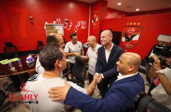 توروب يتابع المران من خارج الملعب ويجتمع مع الأجهزة الفنية