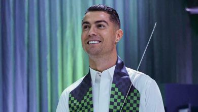 بقصة شعر غريبة.. والد نجم ريال مدريد يسخر من آرني سلوت (صورة)