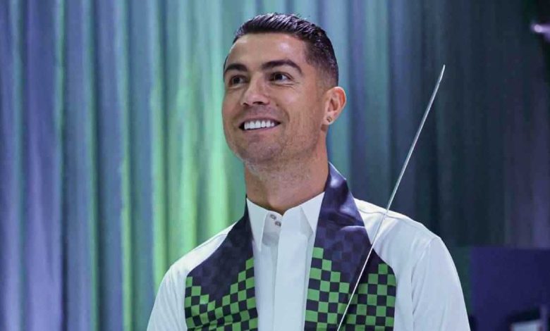 بقصة شعر غريبة.. والد نجم ريال مدريد يسخر من آرني سلوت (صورة)