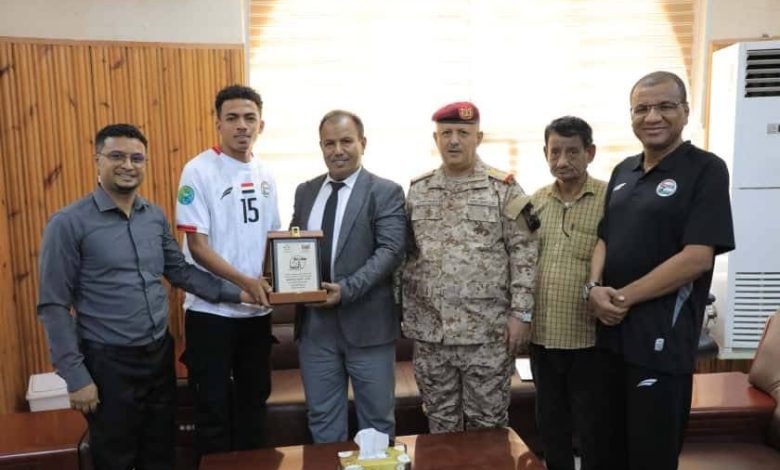 اخبار-حضرموت-|-الوكيل-العامري-يكرم-مساعد-مدرب-ولاعب-المنتخب-اليمني-للشباب-شهيم-النوبي-ومحمد-الهندي-تقديراً-لإنجازهما-الخليجي