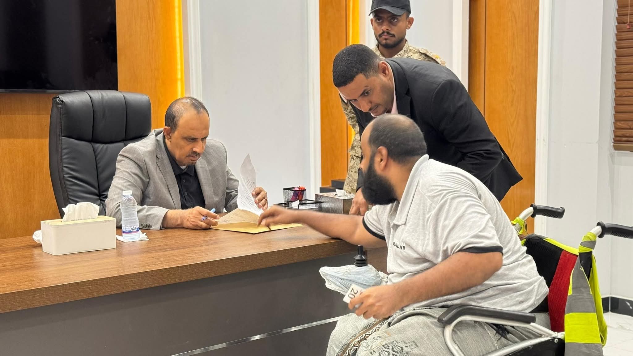 اخبار-حضرموت-|-محافظ-#حضرموت-يلتقي-#المواطنين-ويستمع-لقضاياهم-ويصدر-توجيهات-فورية-بتخليص-معاملات-أكثر-من-600-مواطن