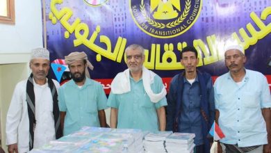 اخبار-حضرموت-|-انتقالي-#شبام-يدشّن-توزيع-مستلزمات-مدرسية-على-طلاب-الأسر-المحتاجة-بالمديرية