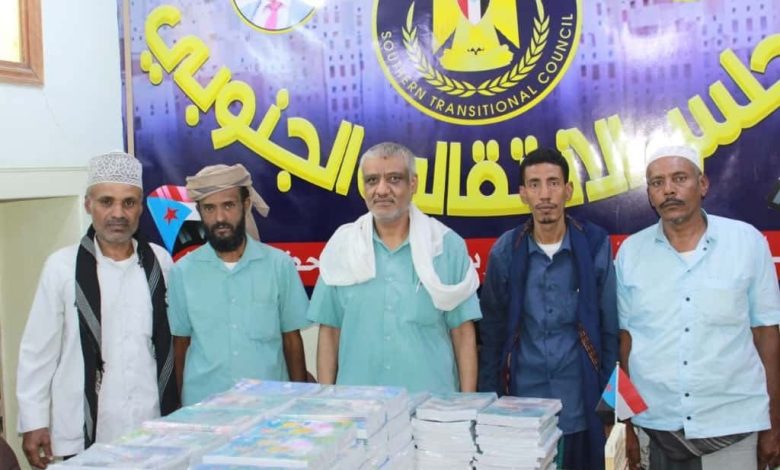 اخبار-حضرموت-|-انتقالي-#شبام-يدشّن-توزيع-مستلزمات-مدرسية-على-طلاب-الأسر-المحتاجة-بالمديرية