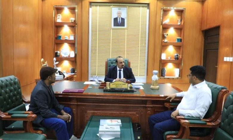 اخبار-حضرموت-|-محافظ-#حضرموت-يتسلّم-درع-شكر-من-#الأندية-والاتحادات-الرياضية-وفاءً-لدعمه-اللامحدود-للقطاع-الرياضي-ويُشيد-بأعمال-الفنان-التشكيلي-يعقوب-هبشان