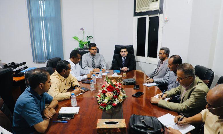 اخبار-حضرموت-|-بن-عفرار-يلتقي-قيادة-المؤسسة-المحلية-للمياه-والصرف-الصحي-بساحل-حضرموت-ويشيد-بأدائها