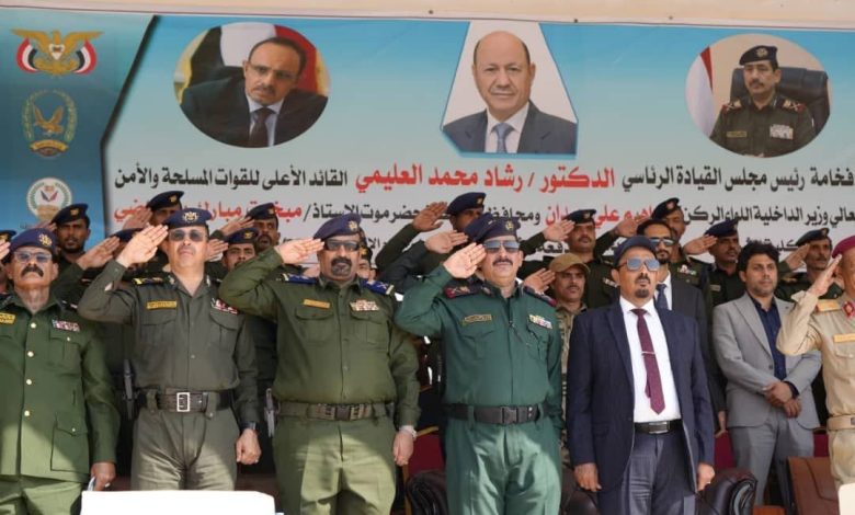 اخبار-حضرموت-|-وزير-الداخلية-ومحافظ-حضرموت-يشهدان-حفل-تخرج-الدفعة-الثانية-من-كلية-الشرطة