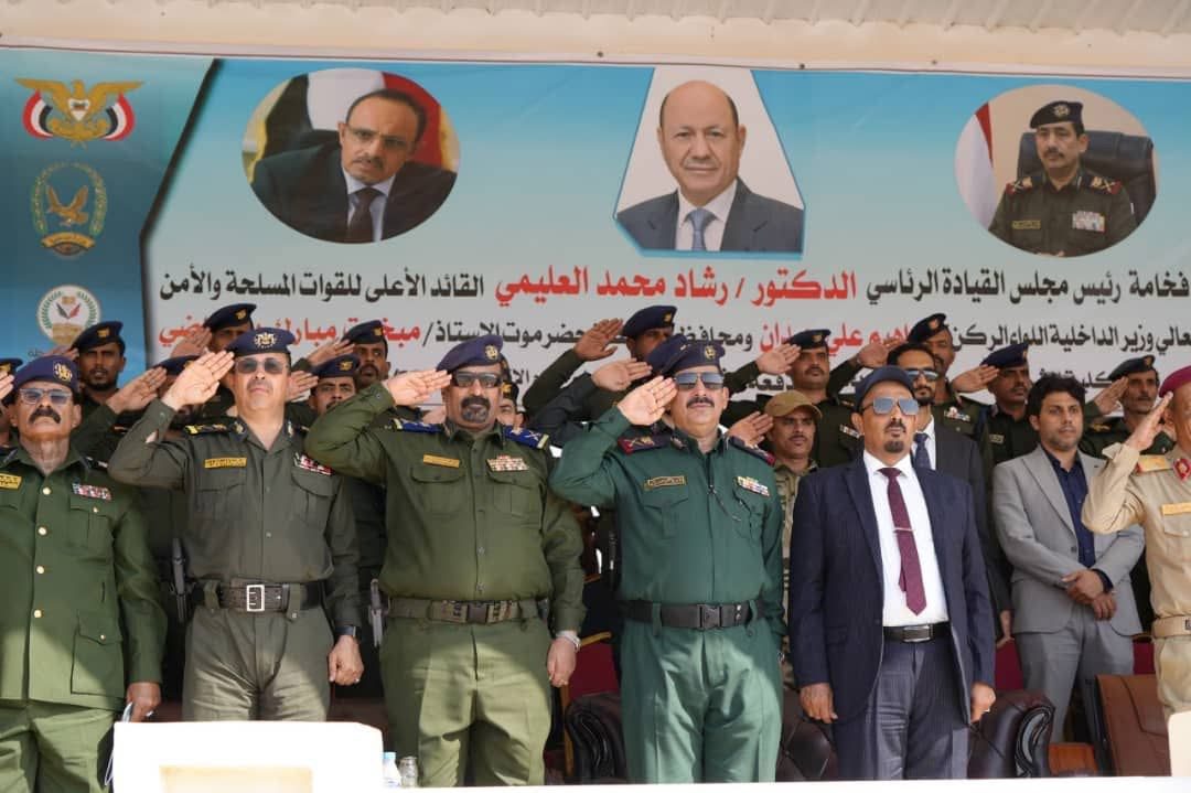 اخبار-حضرموت-|-وزير-الداخلية-ومحافظ-حضرموت-يشهدان-حفل-تخرج-الدفعة-الثانية-من-كلية-الشرطة
