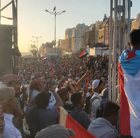 اخبار-حضرموت-|-شاهد-بالصور.حشود-جماهيرية-غفيرة-تحيي-ذكرى-ثورة-14-أكتوبر-بمدينة-شبام-التاريخية-بحضرموت