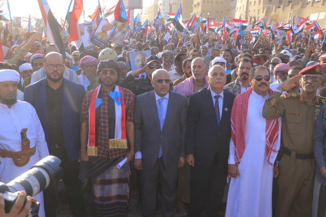 اخبار-حضرموت-|-تلبية-لدعوة-الرئيس-الزُبيدي.-مدينة-شبام-التاريخية-بمحافظة-حضرموت-تشهد-مهرجانًا-جماهيريًا-حاشداً-بمناسبة-الذكرى-الـ62-لثورة-14-أكتوبر-المجيدة