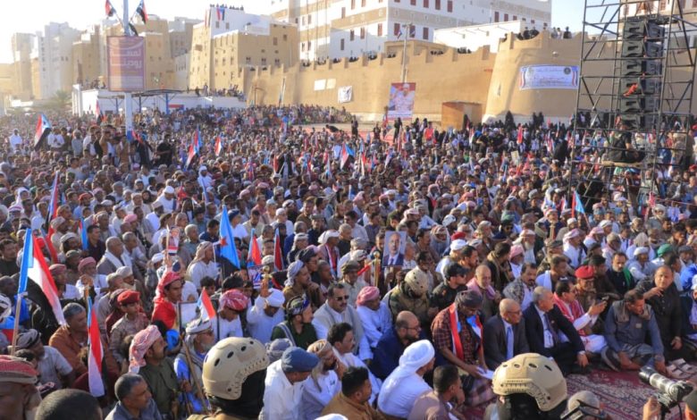 اخبار-حضرموت-|-مدينة-شبام-التاريخية-بمحافظة-حضرموت-تشهد-مهرجان-جماهيريا-حاشدا-بمناسبة-الذكرى-الـ62-لثورة-14-اكتوبر-المجيد-(بيان)
