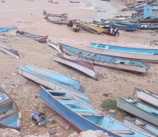 اخبار-حضرموت-|-خفر-سواحل-بـ-#حضرموت-تنقذ-قوارب-#صيادين-جرفتها-السيول-بمركز-إنزال-الديس-الشرقيه