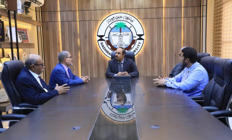 اخبار-حضرموت-|-المحافظ-بن-ماضي-يناقش-مع-رئاسة-جامعة-#حضرموت-سير-العام-#الأكاديمي-الحالي-ويشيد-بجهودها-في-تعزيز-الجودة-والبحث-العلمي