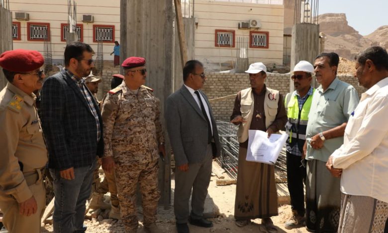 اخبار-حضرموت-|-السلطة-المحلية-بوادي-حضرموت-ومؤسسة-صلة-للتنمية-تتفقدان-سير-العمل-في-مشروع-مركز-فاطمة-بابطين-الطبي-بالقطن-(المرحلة-الأولى) 