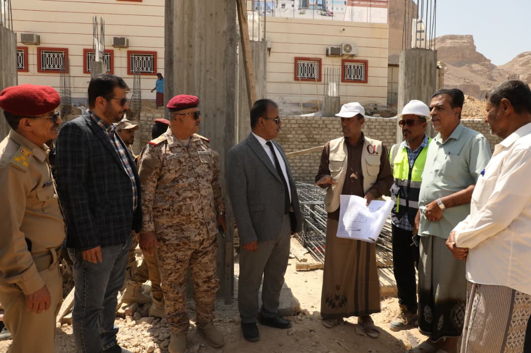 اخبار-حضرموت-|-السلطة-المحلية-بوادي-حضرموت-ومؤسسة-صلة-للتنمية-تتفقدان-سير-العمل-في-مشروع-مركز-فاطمة-بابطين-الطبي-بالقطن-(المرحلة-الأولى) 