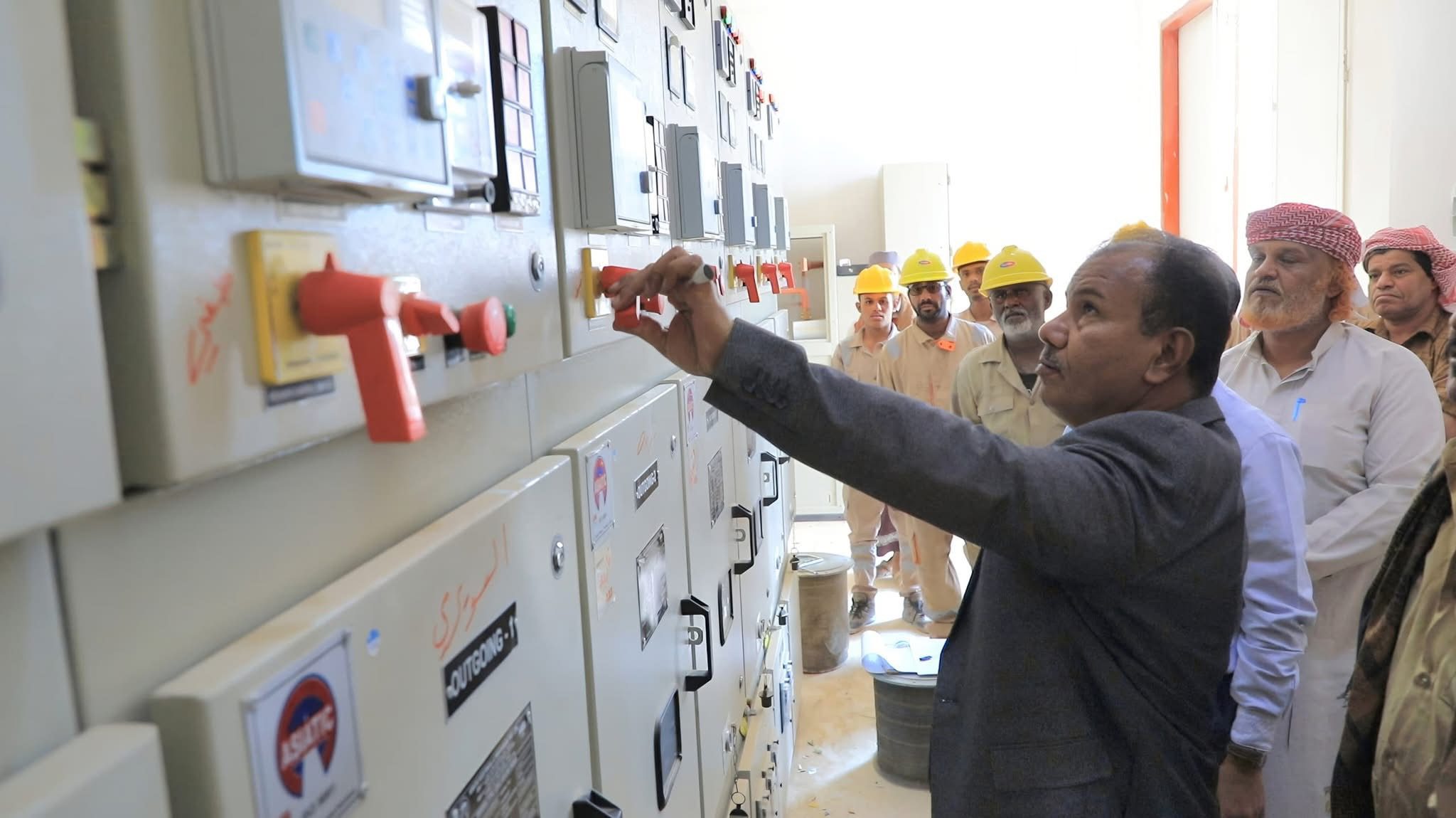 اخبار-حضرموت-|-وكيل-المحافظة-العامري-يدشّن-تشغيل-مشروع-11-ك.ف-جديد-لتغذية-منطقة-تاربة