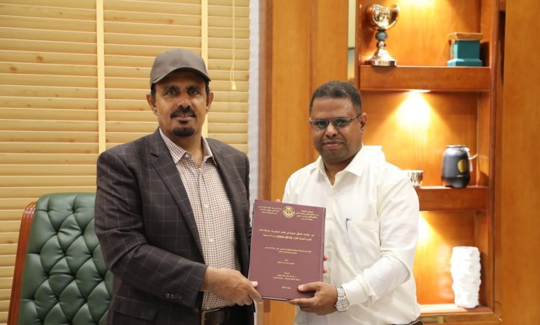 اخبار-حضرموت-|-محافظ-#حضرموت-يطلع-على-دراسة-#ماجستير-حول-دور-منصات-التحقق-في-كشف-المعلومات-الزائفة-أثناء-الحرب-اليمنية-ويشيد-بالجهود-البحثية-المبذولة